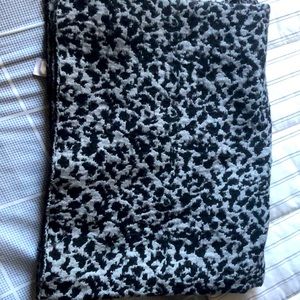 Scarf/shawl 50%acrylic 50% polyester EUC